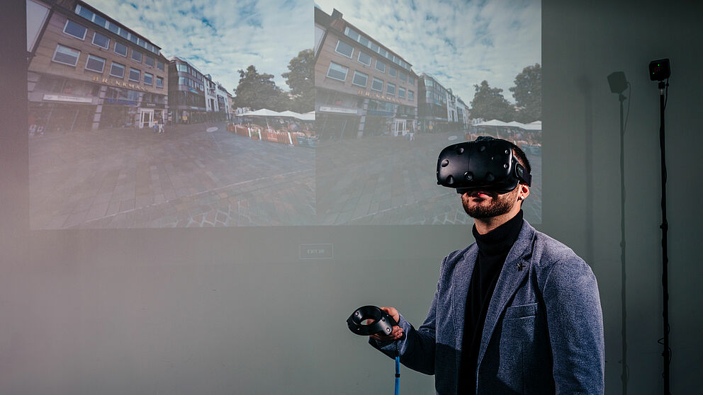 Mann mit Virtual Reality Brille. 