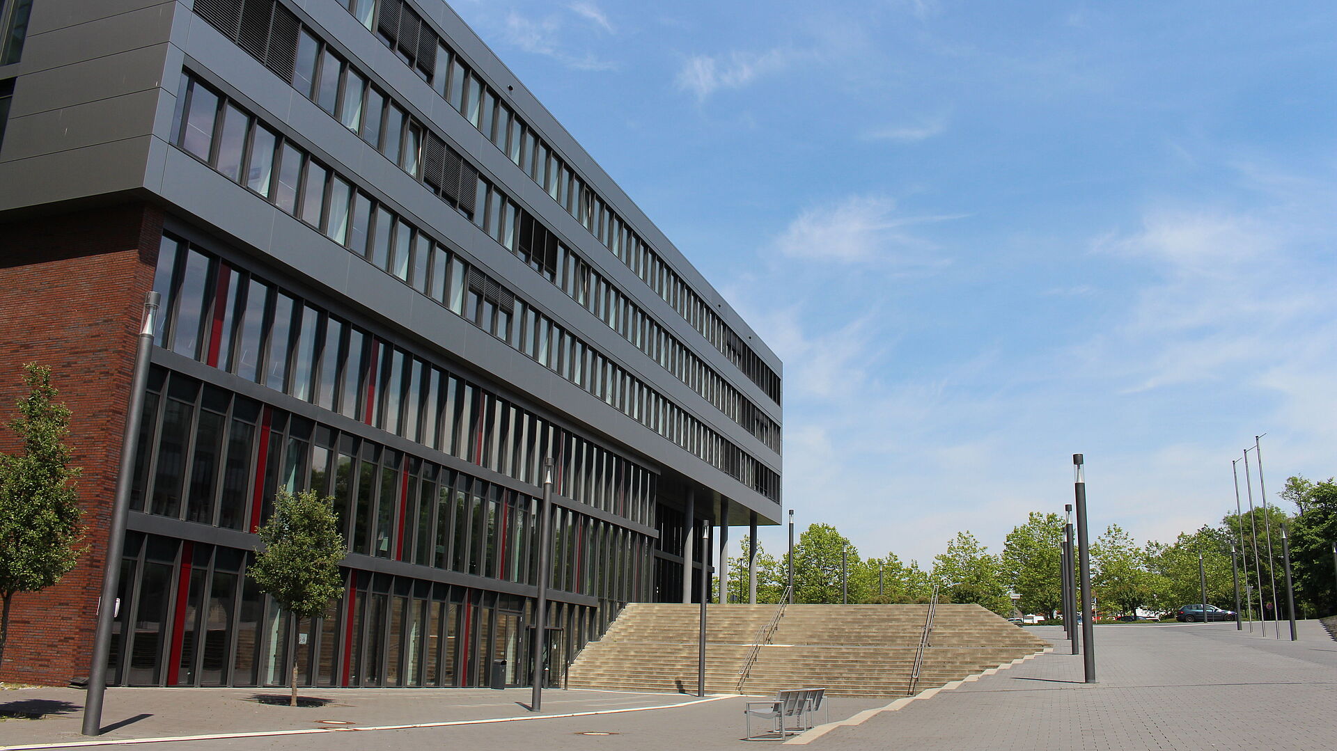 Außensicht auf das Q-Gebäude.