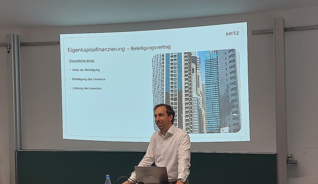 Dr. Stefan Glasmacher hält einen Gastvortrag zur Eigenkapitalfinanzierung vor Studierenden.