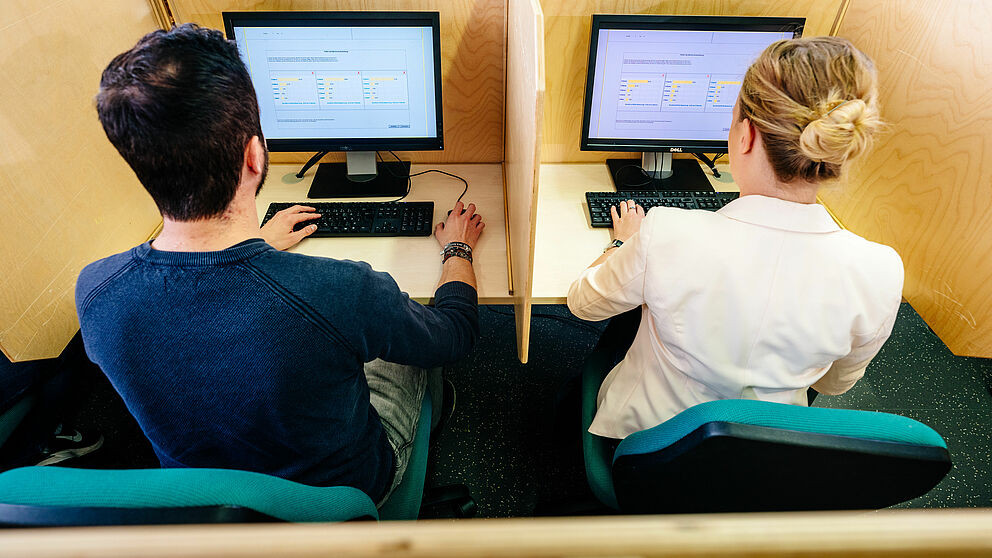 Studierende sitzen einzeln am Computer.