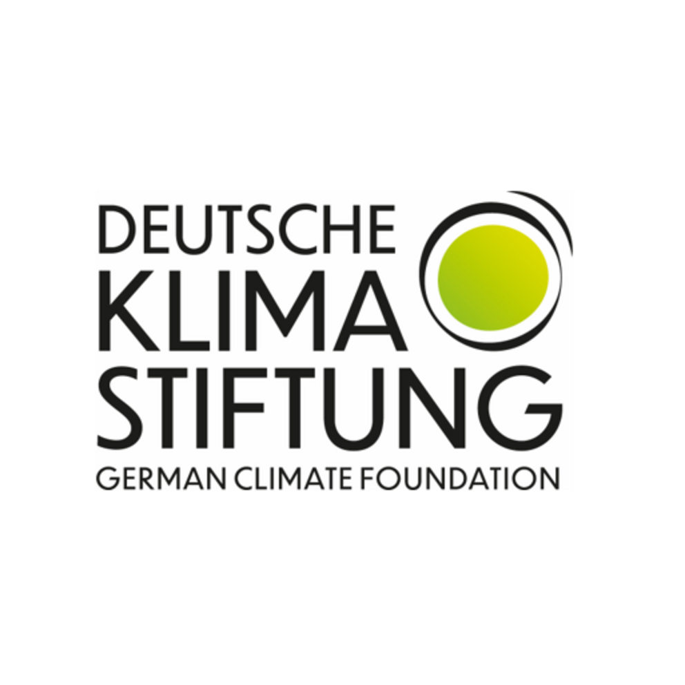 Logo: Schriftzug "Deutsche KlimaStiftung" und "German Climate Foundation", rechts oben ein grüner Kreis mit schwarzen Außenlinien und Bewegungslinien