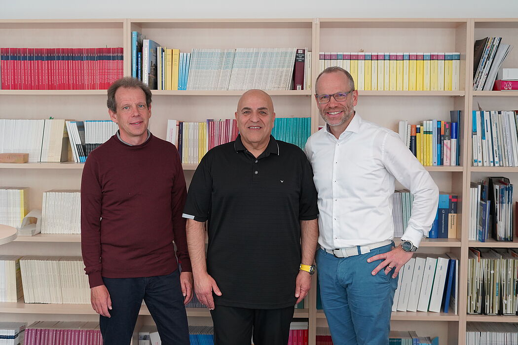 Gruppenfoto mit dem Dekan der Fakultät für Wirtschaftswissenschaften