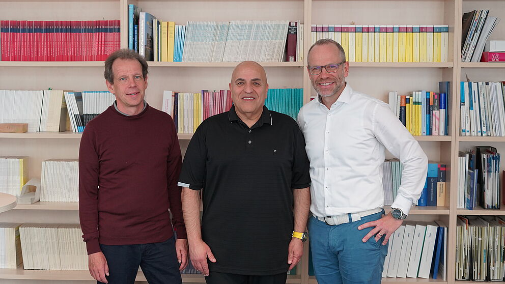 Gruppenfoto mit dem Dekan der Fakultät für Wirtschaftswissenschaften