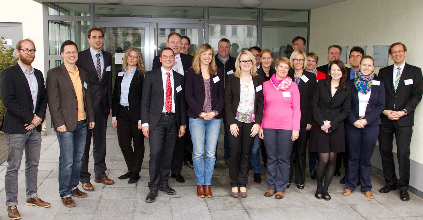 Abbildung (cevet - centre for vocational education and training): Zum Kick-off-Meeting des Projektes NetEnquiry trafen sich am 4.11.2013 Projektträger und die Projektpartner mit dem Paderborner Wirtschaftspädagogen Prof. Dr. Marc Beutner (5. v. l.) und 