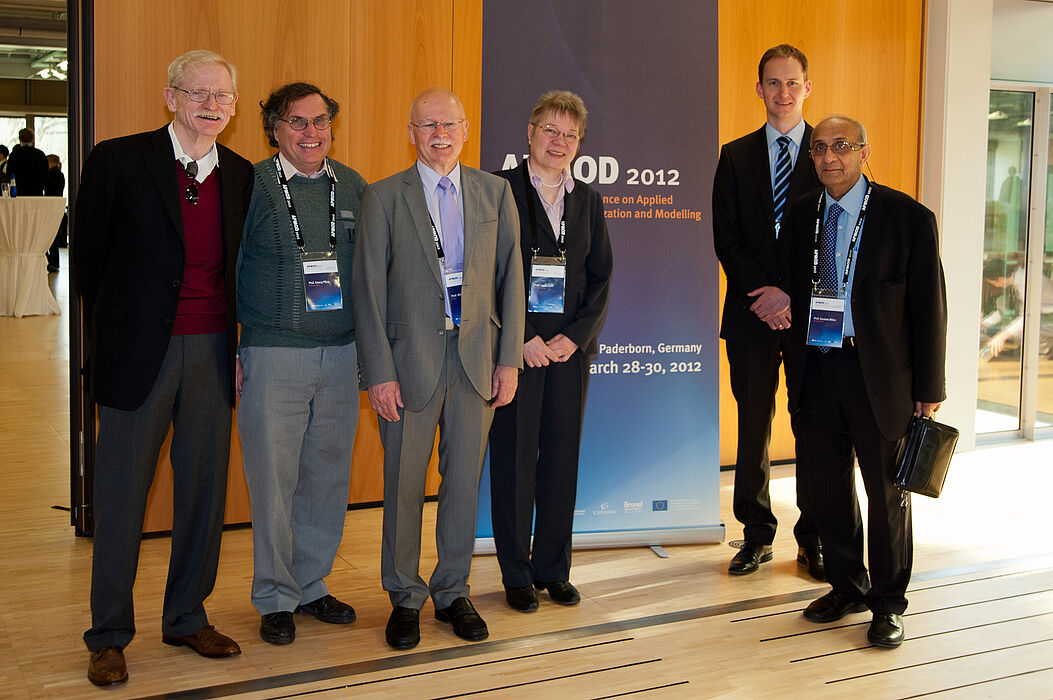 Foto (Universität Paderborn, Kempkes): Die Plenary Speakers Prof. Dr. Robert E. Bixby, Prof. Dr. Georg Pflug und Prof. Dr. Rolf H. Möhring freuten sich mit den Organisatoren Prof. Dr. Leena Suhl, Jun.-Prof. Dr. Achim Koberstein und Prof. Dr. Gautam Mitr