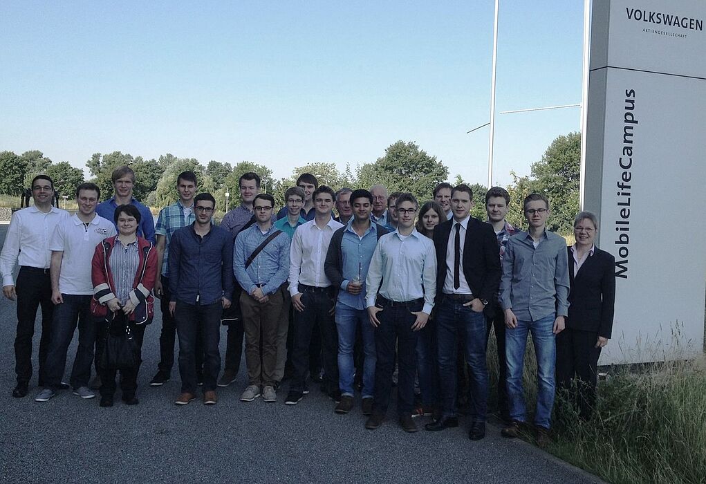 Foto (Universität Paderborn, Fakultät für Wirtschaftswissenschaften): 17 Studierende im 4. und 6. Semester sowie alle sieben (Junior-)Professorinnen und (Junior-)Professoren des Departments Wirtschaftsinformatik fuhren nach Wolfsburg. 