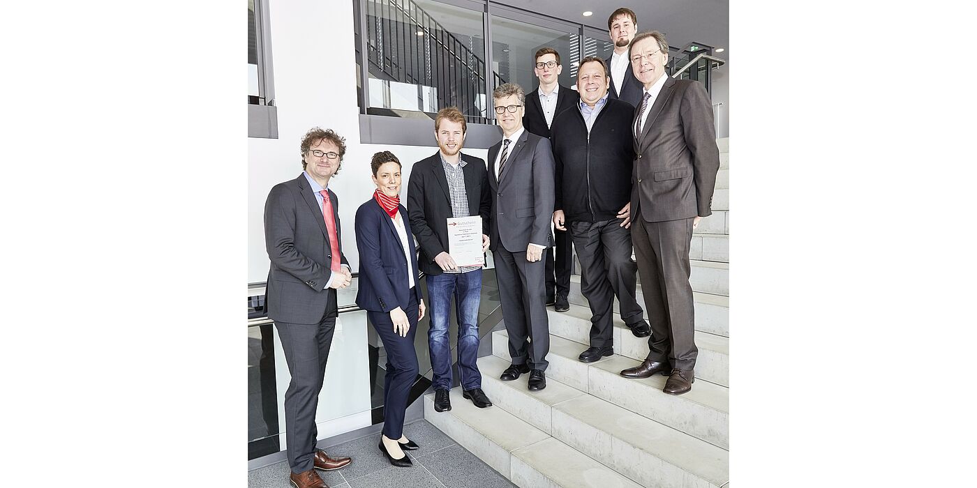 Foto – v. l. n. r.: Prof. Dr. Rüdiger Kabst, Vizepräsident Universität Paderborn; Anna-Lena Wenzel, Betreuerin Planspiel Börse, Sparkasse Paderborn-Detmold; Marian Hamel, Preisträger; Hubert Böddeker, Vorstandsmitglied Sparkasse Paderborn-Detmold;