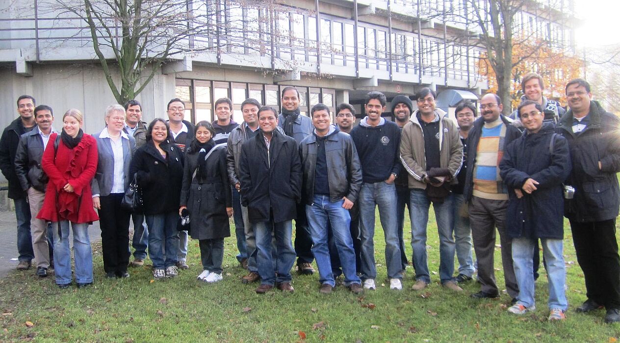 Foto (Universität Paderborn, Christian Wolf): Prof. Dr. Leena Suhl (4. v. l.) freut sich mit Mitarbeitern ihres Lehrstuhls „DS&OR Lab“, den indischen MBA-Studierenden den Paderborner Campus zu zeigen.