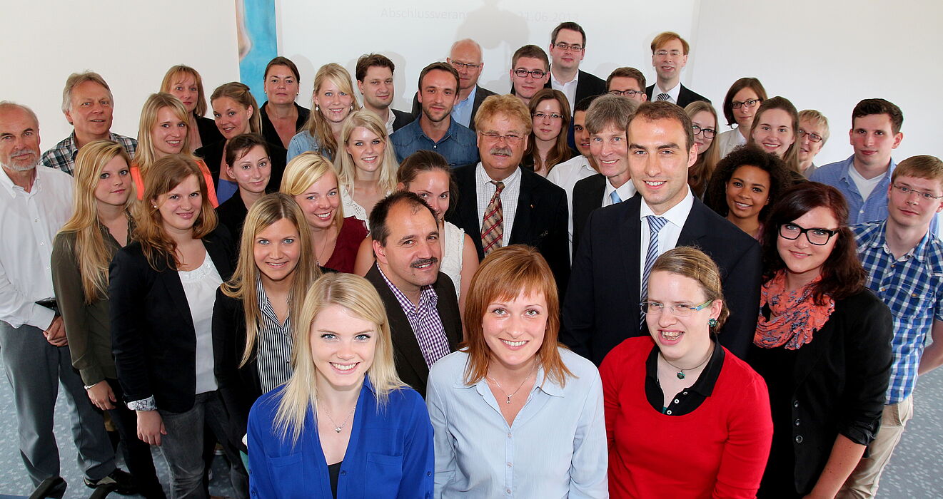 Foto (Universität Paderborn, Vanessa Dreibrodt): Paderborner Wirtschaftspädagogen im Kreis ihrer Studierenden und der Vertreter gemeinnütziger Organisationen: Prof. Dr. Hugo Kremer, 2. Reihe vorne, Elmar Brok, Mitte, daneben Prof. Dr. Nikolaus Risch, r