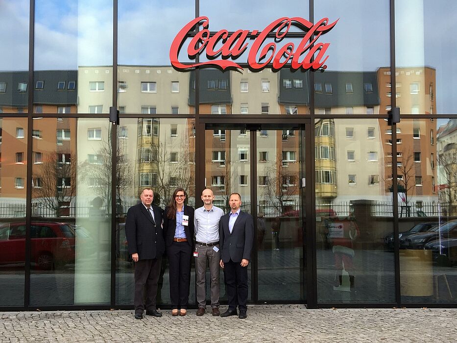 Fachtagung bei Coca-Cola in Berlin (Foto: Rosenthal). Von rechts nach links: die Coca-Cola IT-Netzmanager und -Architekten Torsten Coumans und Anatoli Bogajewski, Prof. Dr. Dr. h.c. mult. Klaus Rosenthal und Friederike Röper aus der Fakultät für Wirtsc