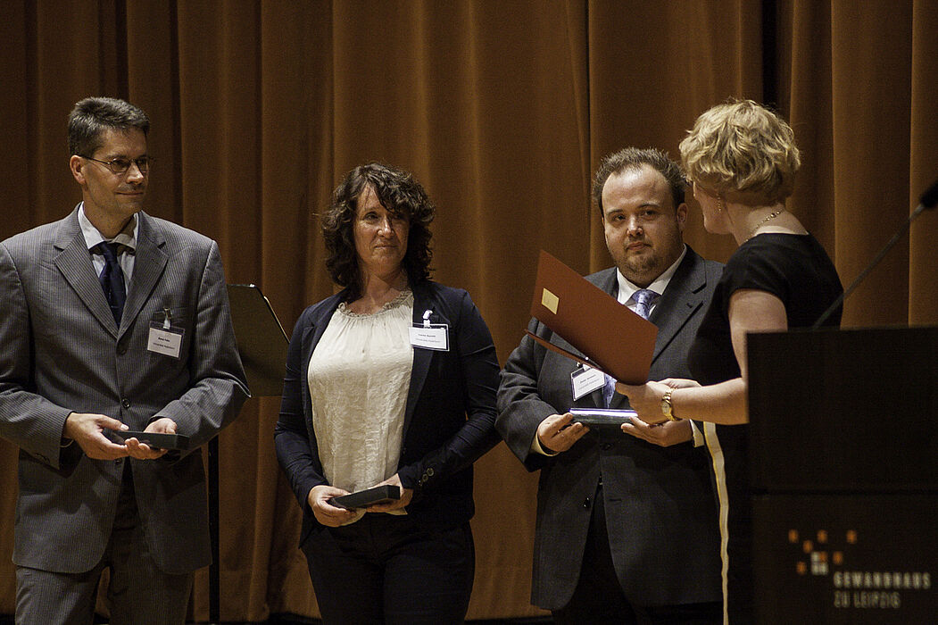 Foto (Universität Paderborn): VHB-Preisverleihung „Best Practice Paper Award” 2014, von links: Prof. Dr. René Fahr, Prof. Dr. Caren Sureth, Elmar A. Janssen (alle Universität Paderborn) und Prof. Dr. Barbara E. Weißenberger (Universität Gießen, 