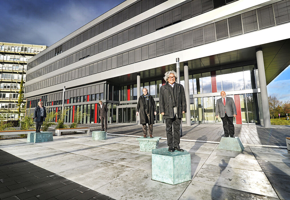 Foto (Westfälisches Volksblatt, Besim Mazhiqi): Bei strahlendem Sonnenschein testeten sie die Stabilität der Bronzeskulpturen (von links): Vizepräsidentin Simone Probst, Präsident Prof. Dr. Nikolaus Risch, Dr. Friedrich Meschede, Direktor Kunsthalle B