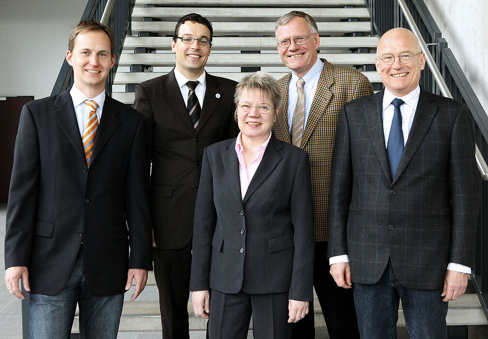 Foto (Universität Paderborn, Adelheid Rutenburges): Das Forschungsteam der Paderborner Wirtschaftsinformatik (v. li.): Jun.-Prof. Dr. Achim Koberstein, Prof. Dr. Dennis Kundisch, Prof. Dr. Leena Suhl, Prof. Dr. Joachim Fischer und Prof. Dr. Wilhelm Dange