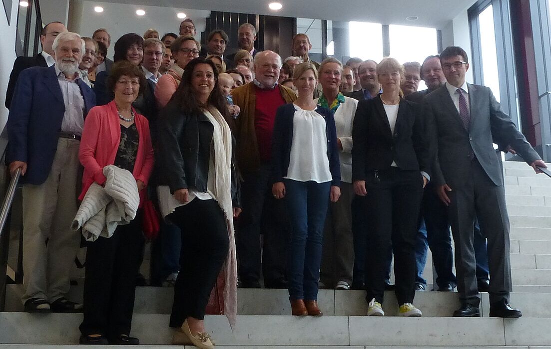 Foto (Universität Paderborn): Ehemalige der Wirtschaftswissenschaften mit Gastrednerin Dipl.-Ing. Architektin Catrin Hedwig vom Bau- und Liegenschaftsbetrieb NRW (vorne, 2. v. r.) und Dekan Prof. Dr. Martin Schneider (vorne, 1. v. r.).