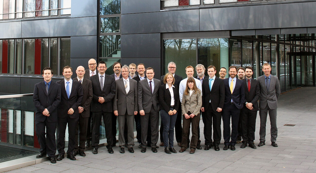 Foto: Projektstart an der Zukunftsmeile 1 in Paderborn: Mit vereinten Kräften forschen Wirtschaft und Wissenschaft an der Zukunft der Elektromobilität.