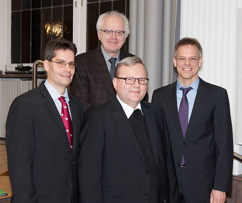 Foto (Johannes Otto): Prof. Dr. Josef Meyer zu Schlochtern, Rektor der Theologischen Fakultät Paderborn (Mitte, oben), begrüßte am vergangenen Dienstagabend den Bischof von Osnabrück, Dr. Dr. h. c. Franz-Josef Bode (Mitte, unten). Er hielt die Abschlu