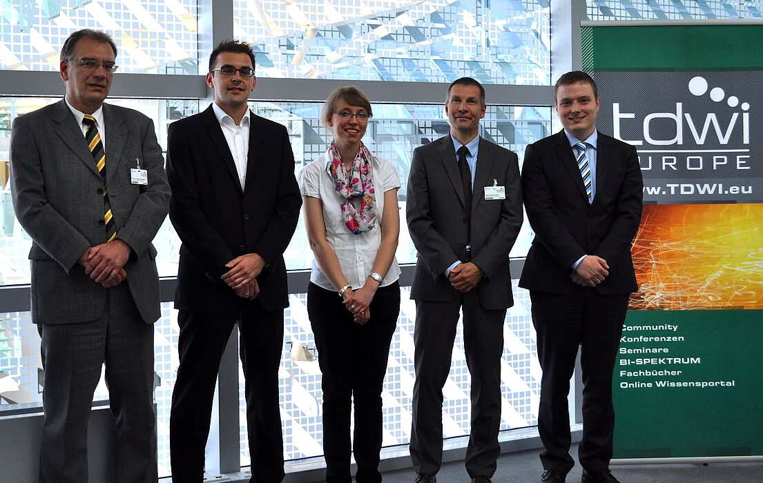 Foto (TDWI): Von links nach rechts: Prof. Dr. Peter Gluchowski (TU Chemnitz), Raphael Grytz (1. Preis, Universität Paderborn), Raphaela Seitz (2. Preis, Universität Stuttgart), Klaus-Dieter Schulze (Steria Mummert Consulting), Markus Hartmann (3. Preis,