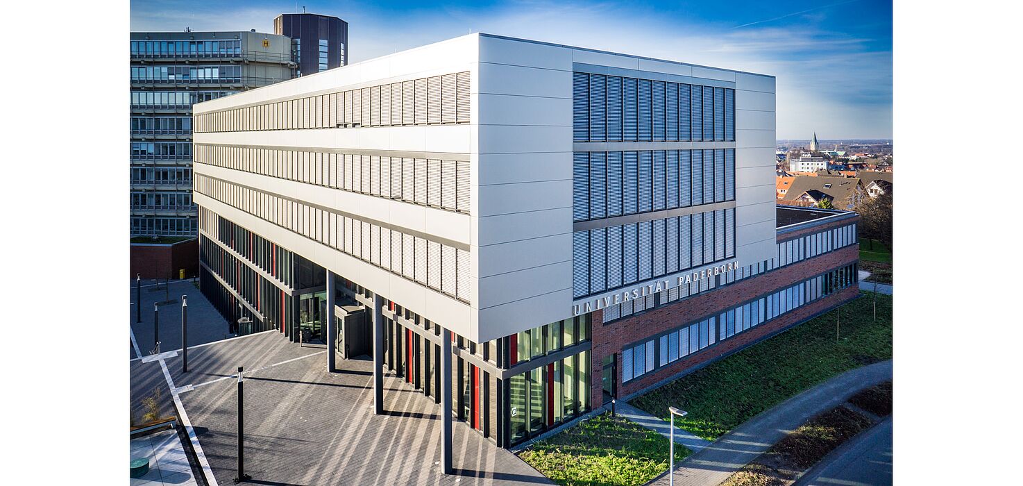 Foto (Universität Paderborn): In diesem Gebäude lässt sich gut lehren, lernen und forschen – das neue Fakultätsgebäude der Wirtschaftswissenschaften, direkt am Haupteingang der Universität Paderborn mit Blick zur Warburger Straße gelegen.