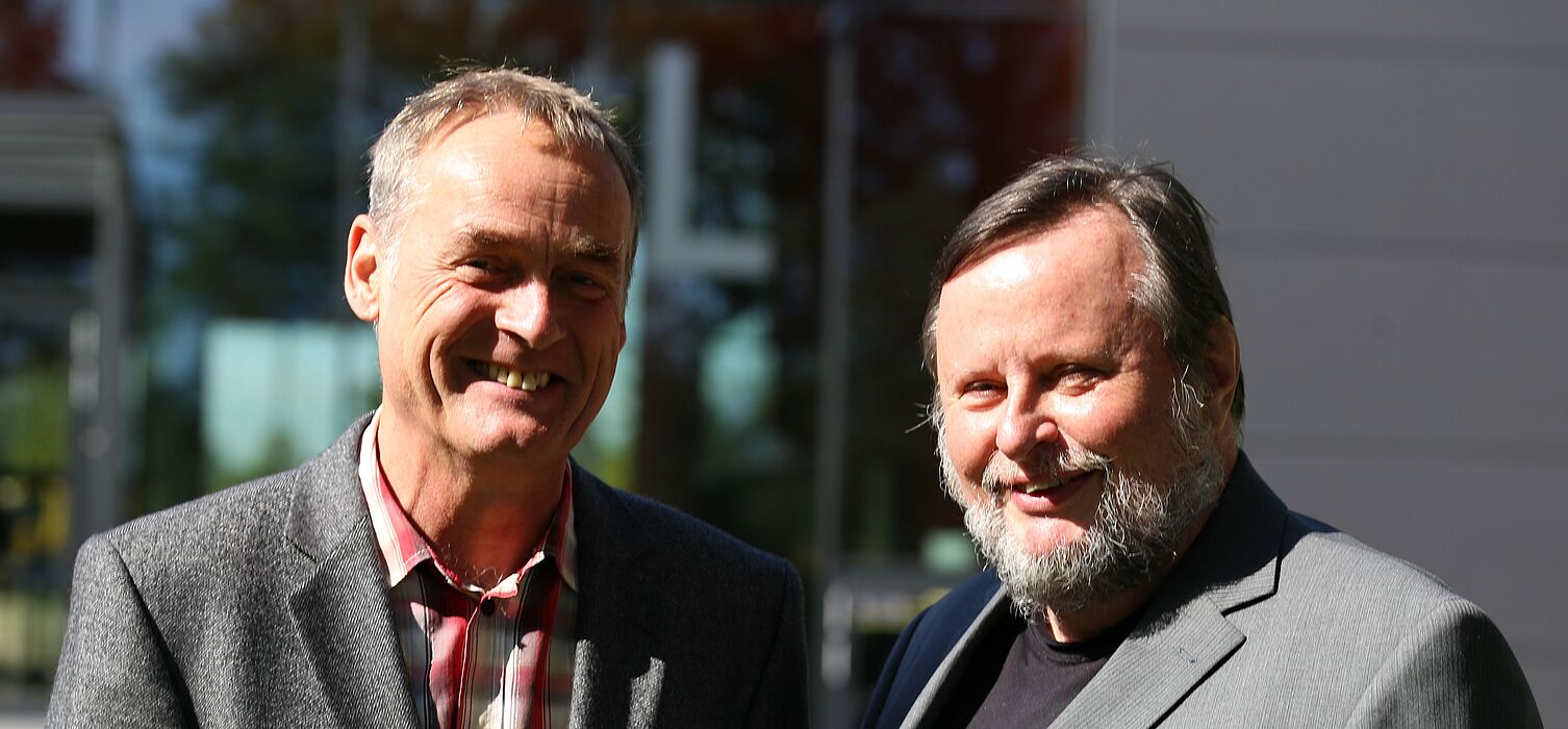 Foto: Wirtschaftspädagogen der Universität Paderborn starten bundesweites Bildungsprojekt „ImTransRegio“: Ein Jahr lang haben Prof. Dr. Peter F.E. Sloane (rechts) und Dr. Helmut Schröder für diesen Forschungsauftrag des Bundesministeriums fü