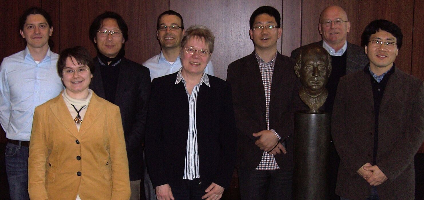 Foto (Universität Paderborn, Alexander Klaas): Prof. Dr. Hanmin Jung (3. v. r., KISTI), Sungho Shin (1. v. r., KISTI) und Dr. Yeong Su Lee (3. v. l., Cylex Dienstleistungs GmbH) erörterten im Heinz Nixdorf Institut Möglichkeiten der Zusammenarbeit mit 