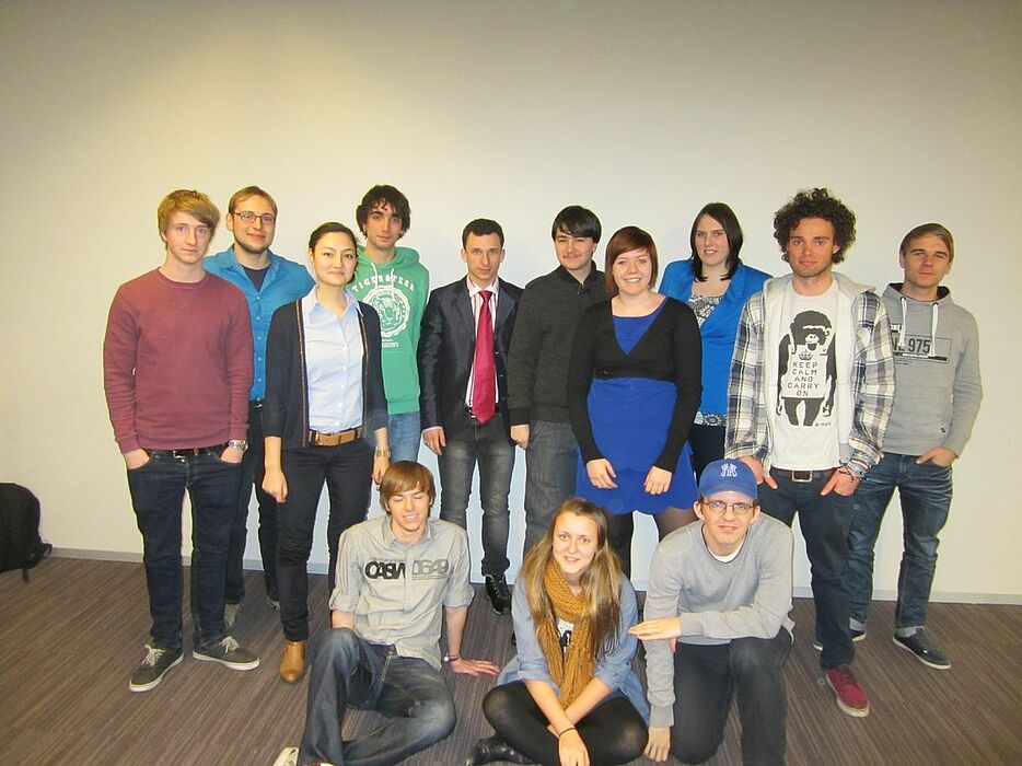 Foto (Universität Paderborn): Ina Penner (3. v. l.) und Daniel Neumann (2. v. l.) trafen in Gent auf dem Kick-off-Meeting zum Multinational Undergraduate Team Work ihre Teammitglieder aus dem Ausland.