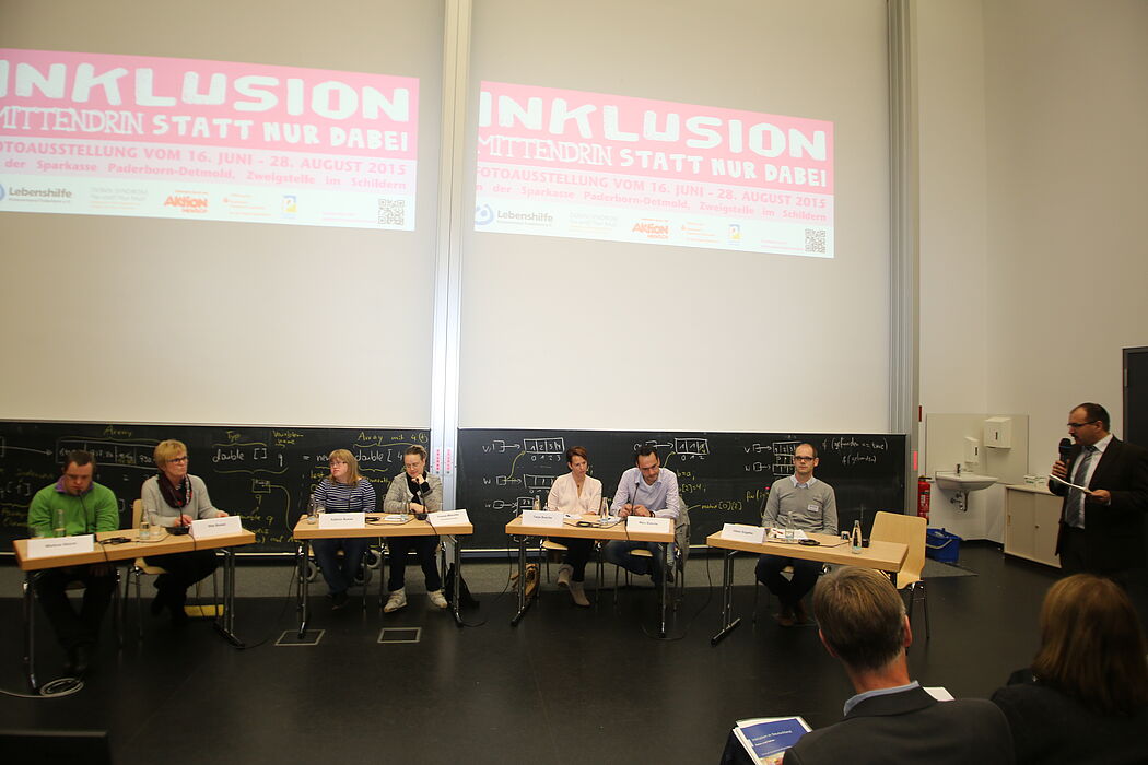 Foto (Inforce GmbH): Podiumsdiskussion „Inklusion zwischen Wunsch und Wirklichkeit“, Betroffenenrunde macht Defizite bei Inklusionsbemühungen deutlich, von links: Markus Storm, Rita Busse, Ann-Kathrin Busse, Yvonne Mitschke, Tanja und Marc  Busche un