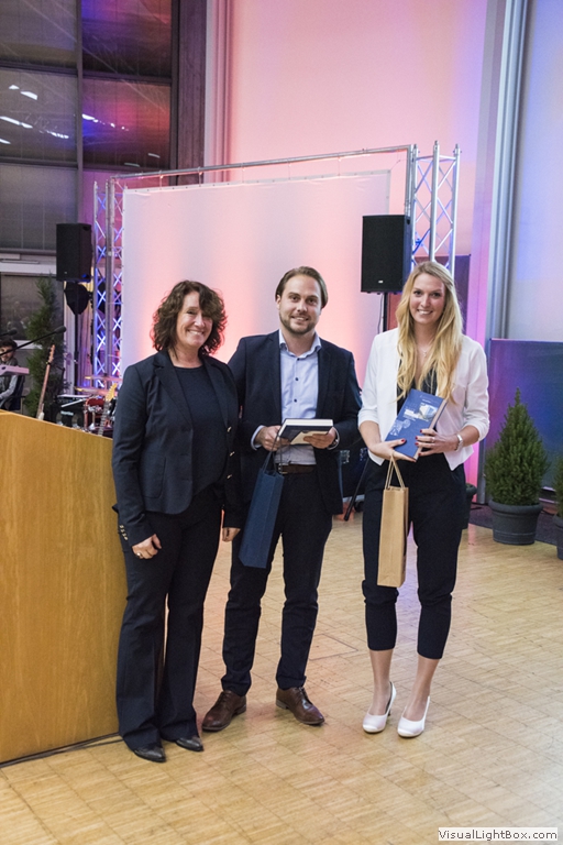 Foto (Universität Paderborn): v. l.: Dekanin Prof. Dr. Caren Sureth-Sloane bedankte sich bei Nikolai Pahmeyer und Julia Funke, die gemeinsam die studentische Festrede am Tag der Wirtschaftswissenschaften 2018 hielten.