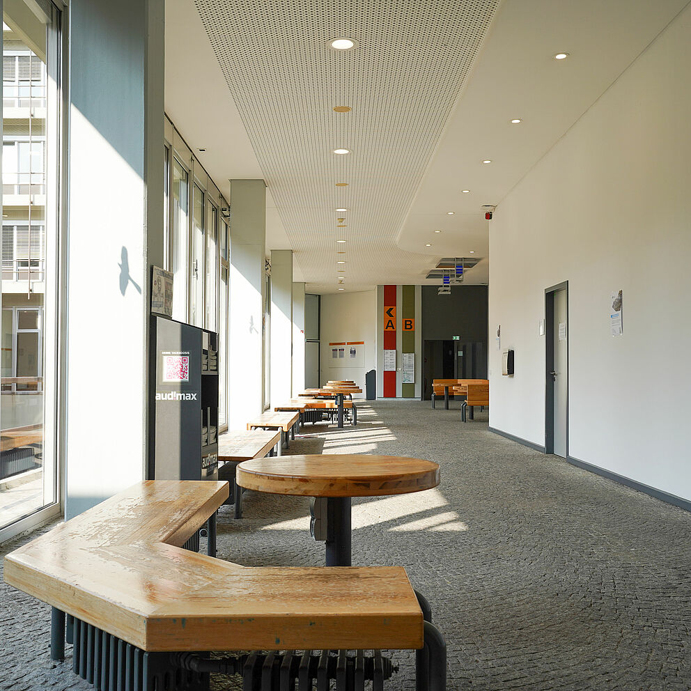 Hallway on the first floor of building B of Paderborn University.