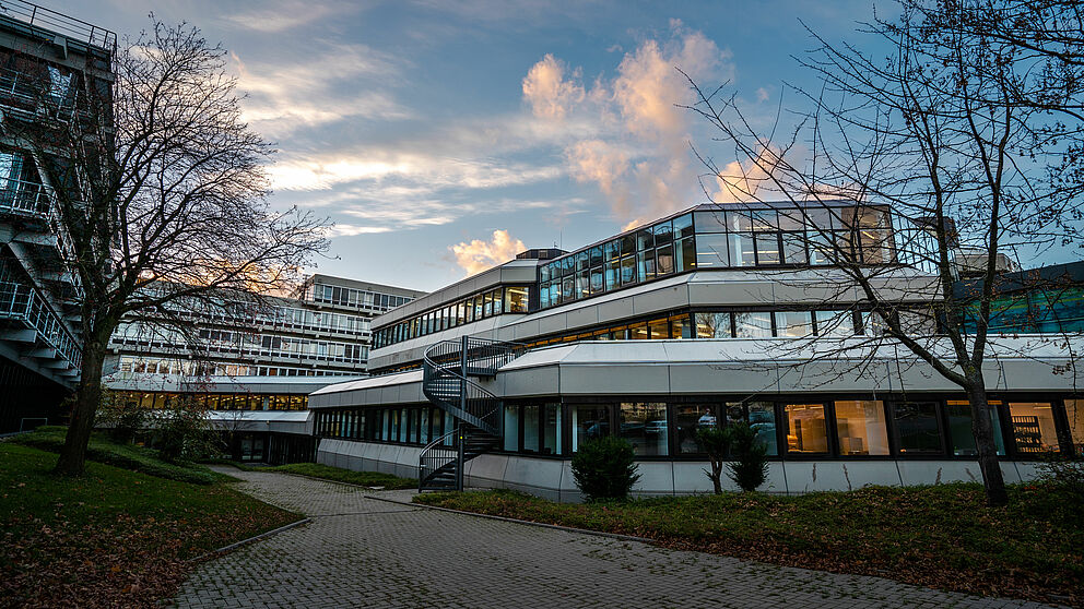 Außenansicht der Bibliothek der Universität Paderborn im Herbst.