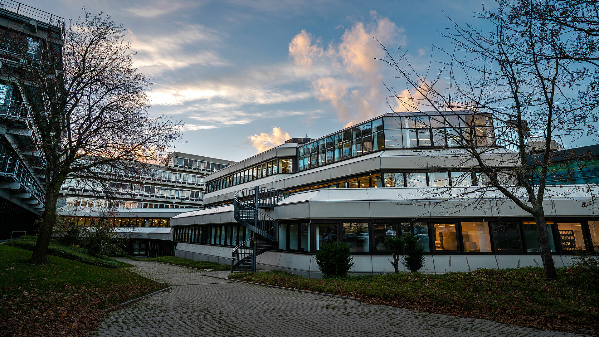 Exterior view of the library of Paderborn University in autumn.